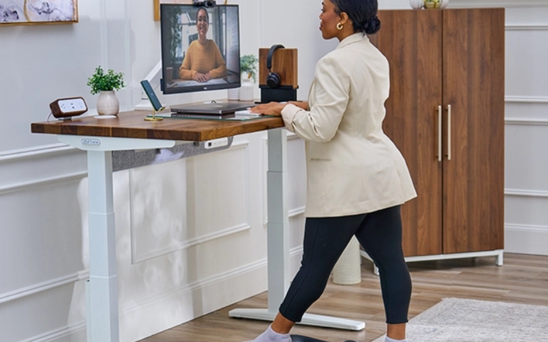 Uplift V2 height-adjustable desk under $500 with mat